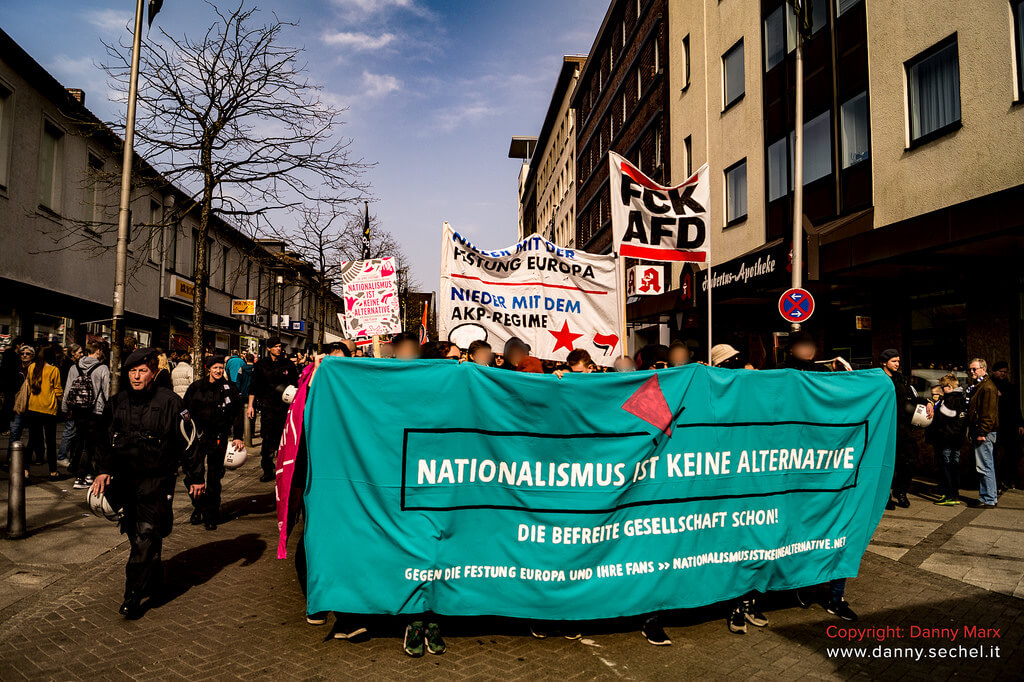 NIKA Block auf Antira Demo in Bielefeld