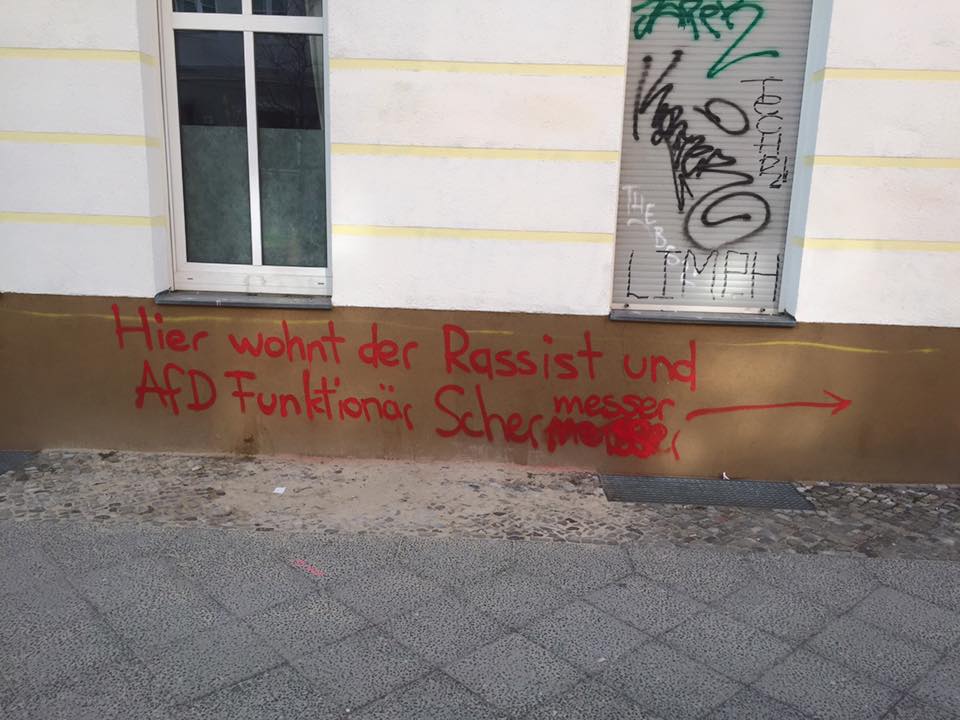 Mit roter Farbe gegen die AfD. März 2016, Berlin-Friedrichshain