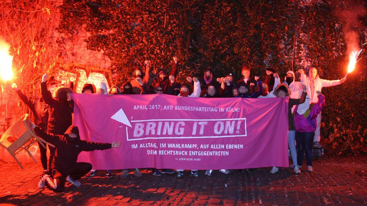 Antifas mit "Bring it on!" Transparent