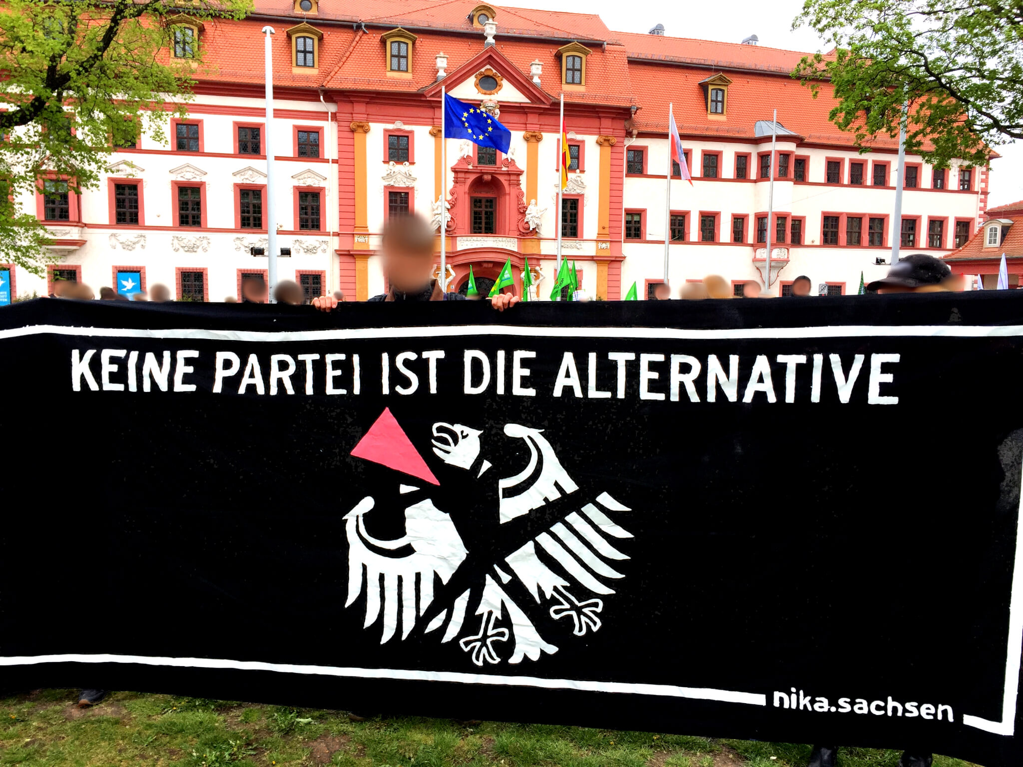 Titelbild: Transparent mit der Aufschrift "Keine Partei ist die Alternative" bei der 1. Mai Demo in Erfurt